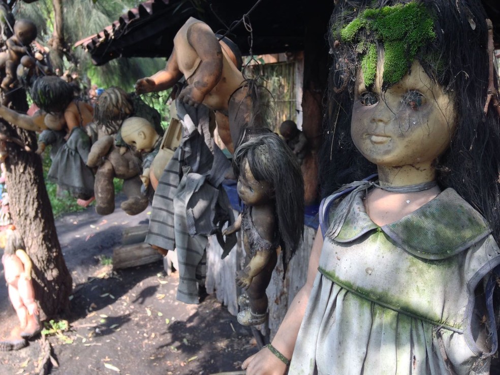 Ao redor da casa, o proprietário da ilha pendurou milhares de bonecas sinistras — Foto: Wikimedia/Wa17gs