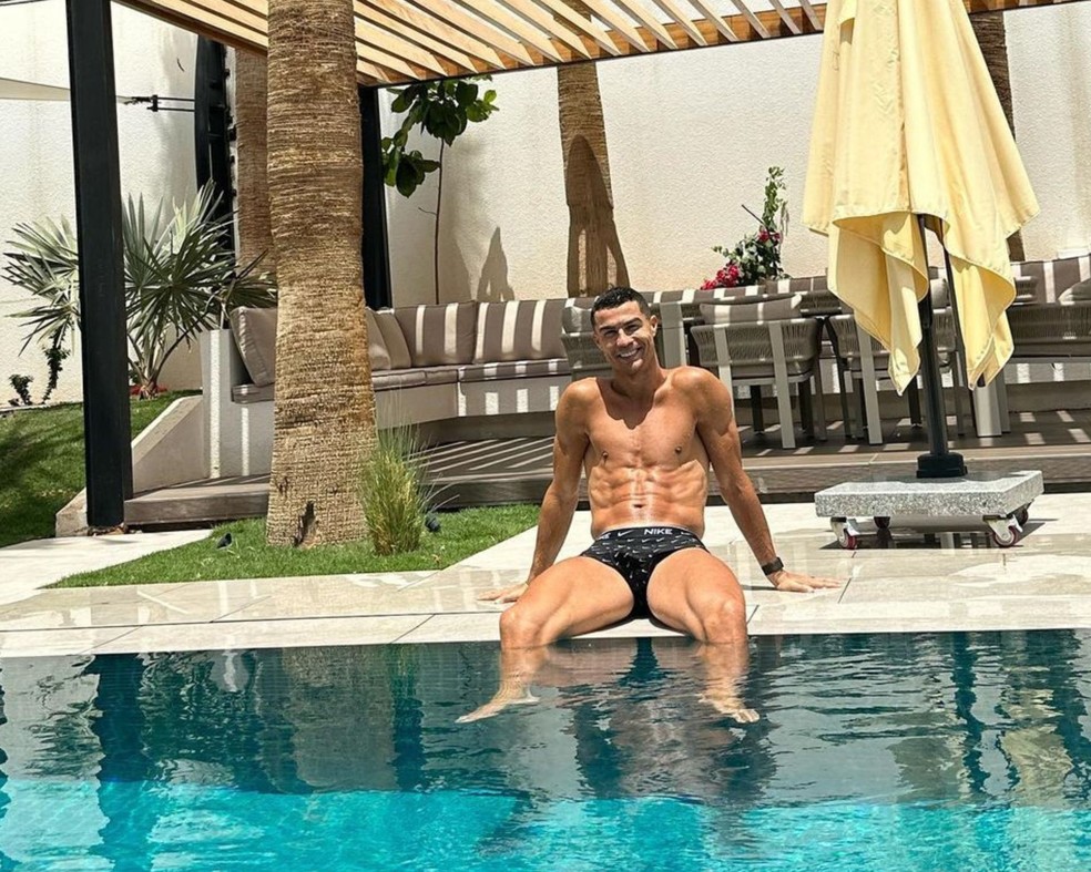 Cristiano Ronaldo na piscina da sua mansão — Foto: Reprodução/Instagram