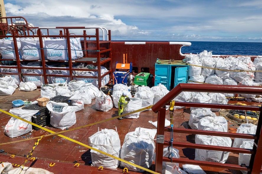 Organização sem fins lucrativos recolhe mais de 55 toneladas de lixo do Oceano Pacífico com navio