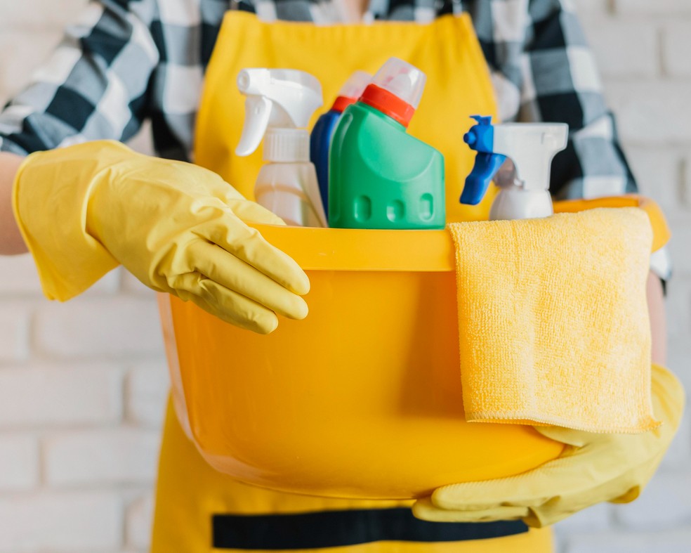 Misturar produtos durante a limpeza, sem a indicação adequada, pode acabar causando intoxicação — Foto: Freepik / CreativeCommons
