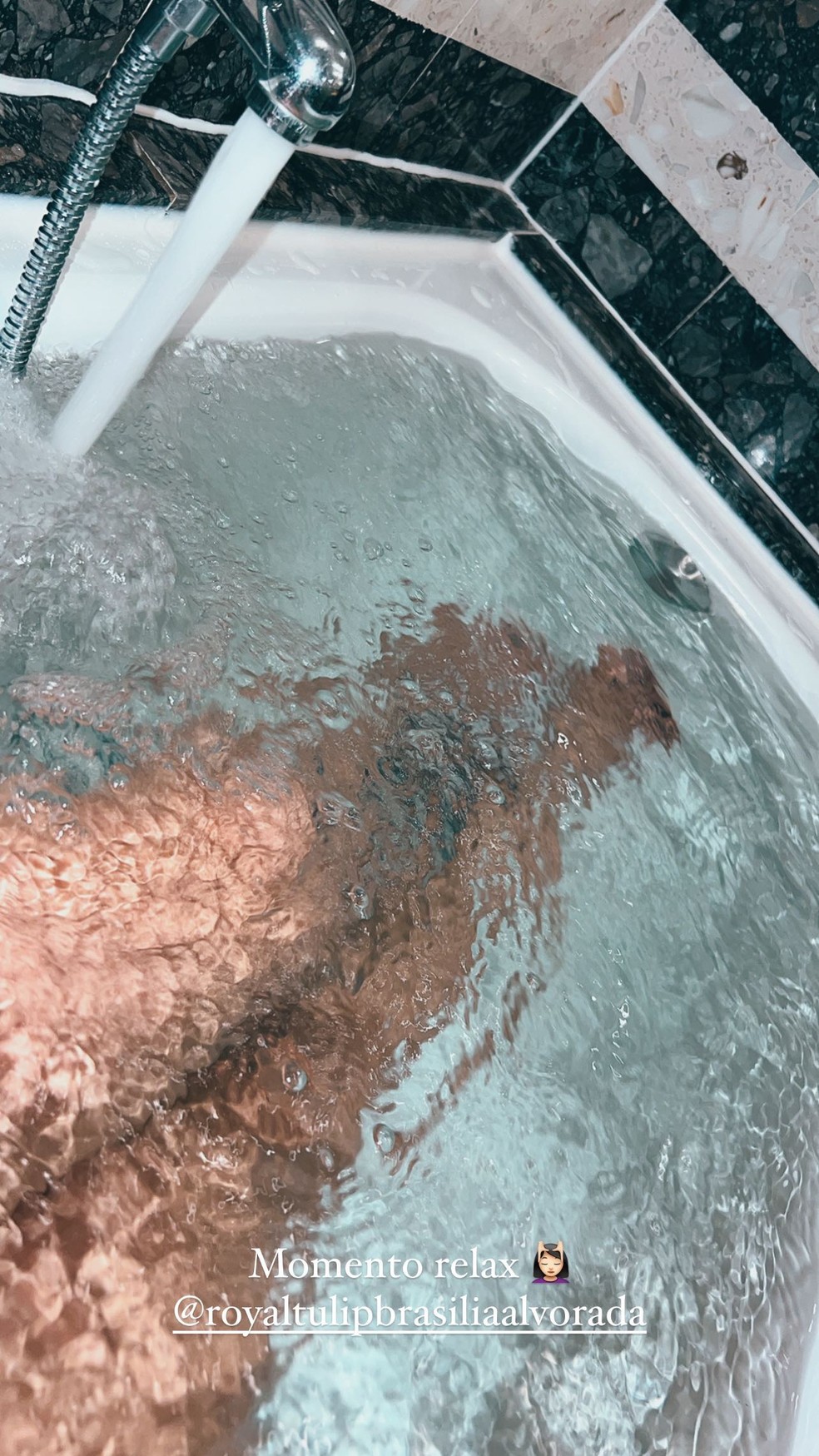Laís Caldas descansando na banheira do quarto de hotel — Foto: Instagram / Reprodução