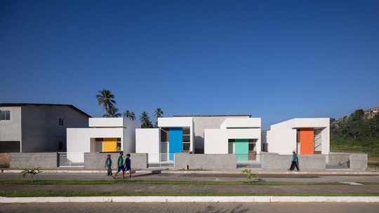 Casas coloridas em Pernambuco transformam moradia popular