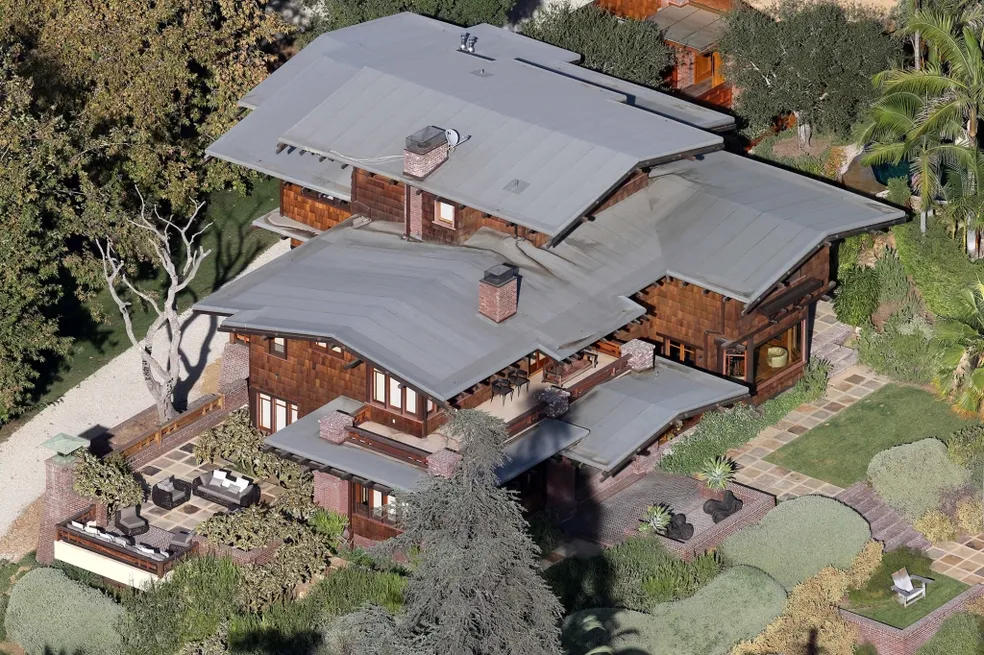 Brad Pitt vende mansão em Los Angeles que era supostamente "mal