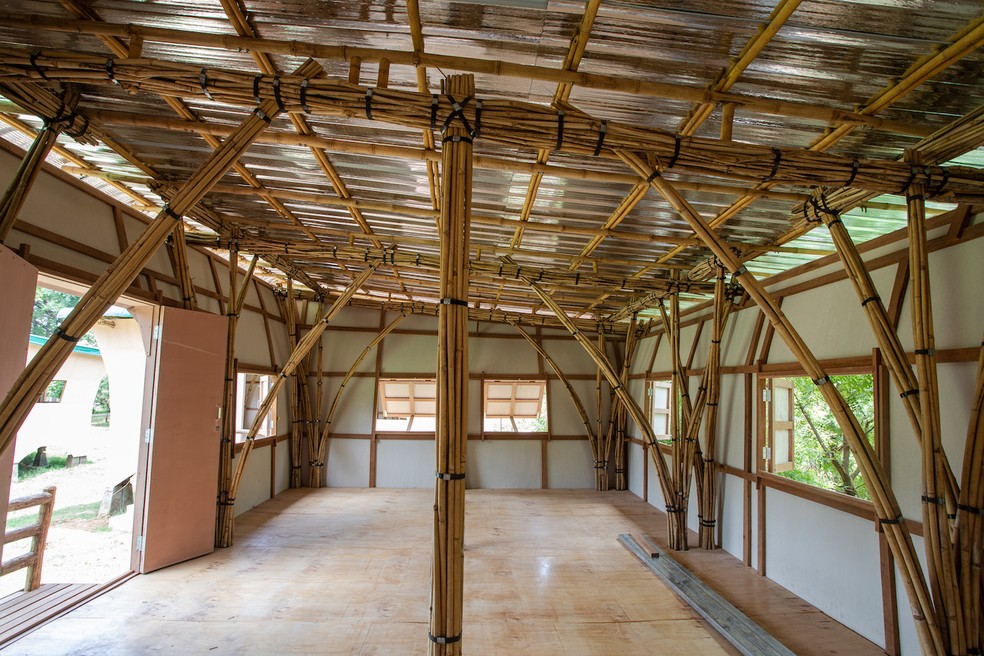 🌿 Parte interna de uma das casas pré-fabricadas da Housing Now, construída com estrutura de bambu — Foto: Aung Htay Hlaing/Divulgação