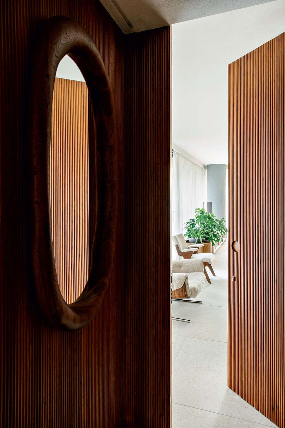 Madeira e nuances de verde preenchem apartamento paulistano de 180 m²