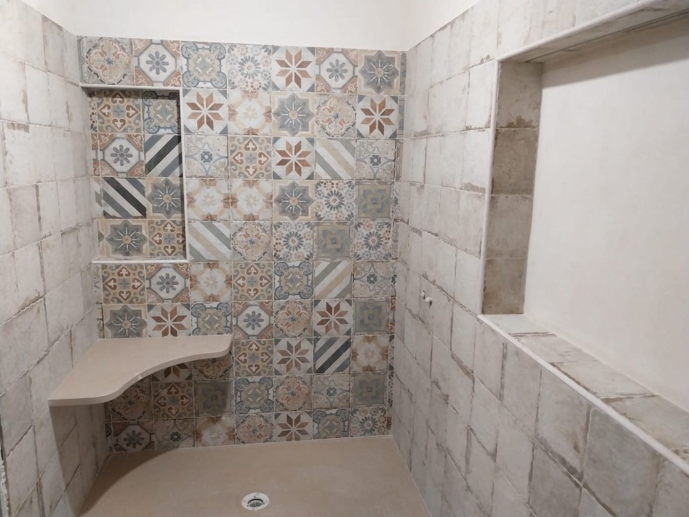 Banheiro de Rubia Daniels na casa de 1 euro já reformado e com novos revestimentos — Foto: Rubia Daniels / Arquivo Pessoal
