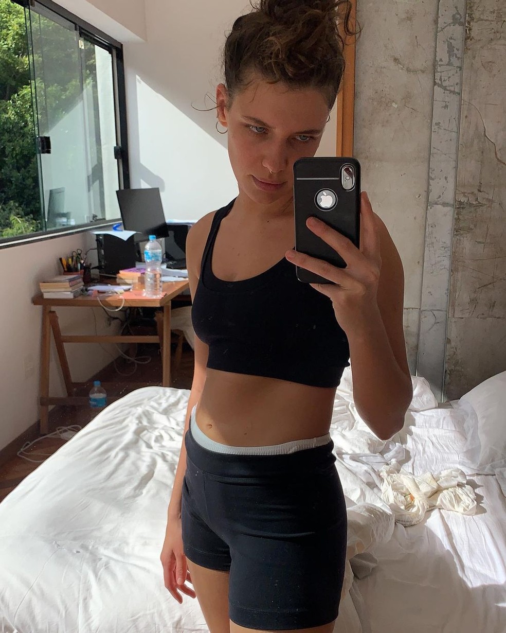 Bruna Linzmeyer posa no espelho do seu quarto e parede inacabada fica evidente — Foto: Instagram / Reprodução