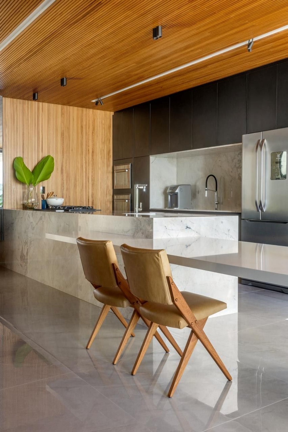 Cozinha dos sonhos é o coração desta casa de 320 m² em Goiás