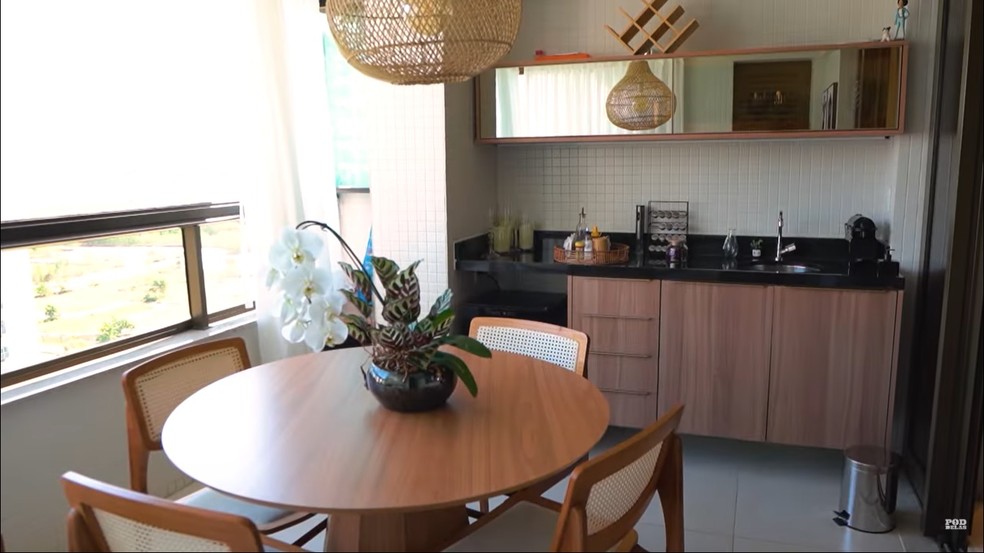 A varanda e área gourmet do apartamento — Foto: Youtube / Reprodução
