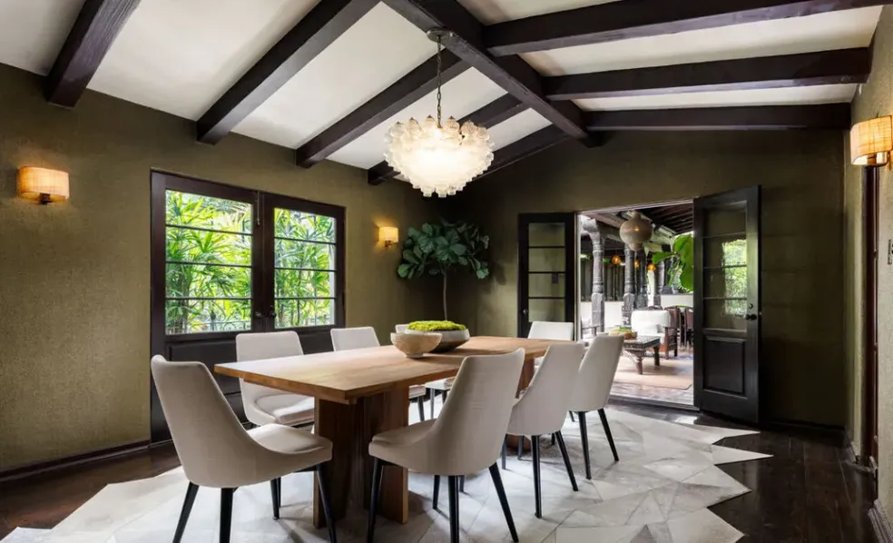 Johnny Galecki vende mansão em Los Angeles por R$ 60 milhões