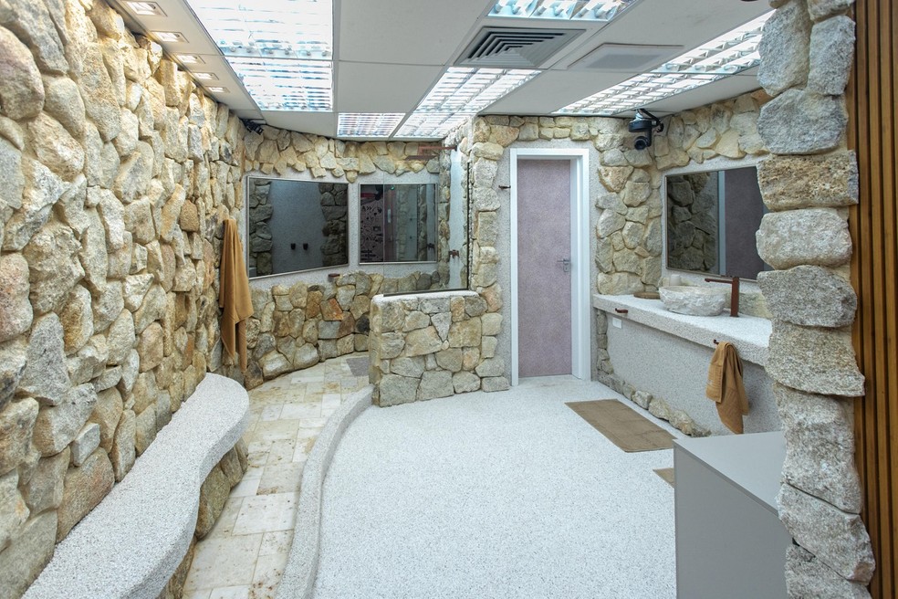 Texturas parecidas com a de pedras naturais deram aspecto leve e relaxante para o banheiro do BBB 23 — Foto: Paulo Belote / Globo / Divulgação