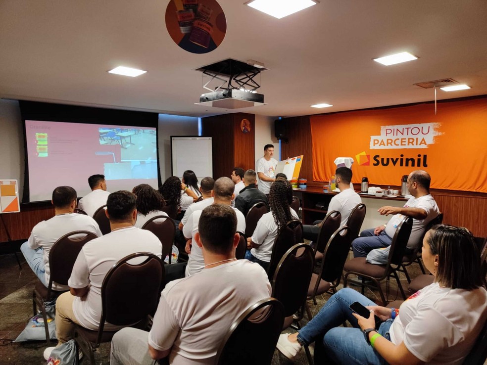 Além dos treinamentos, o programa oferece aplicativos de conexão entre profissionais e clientes — Foto: Suvinil / Divulgação