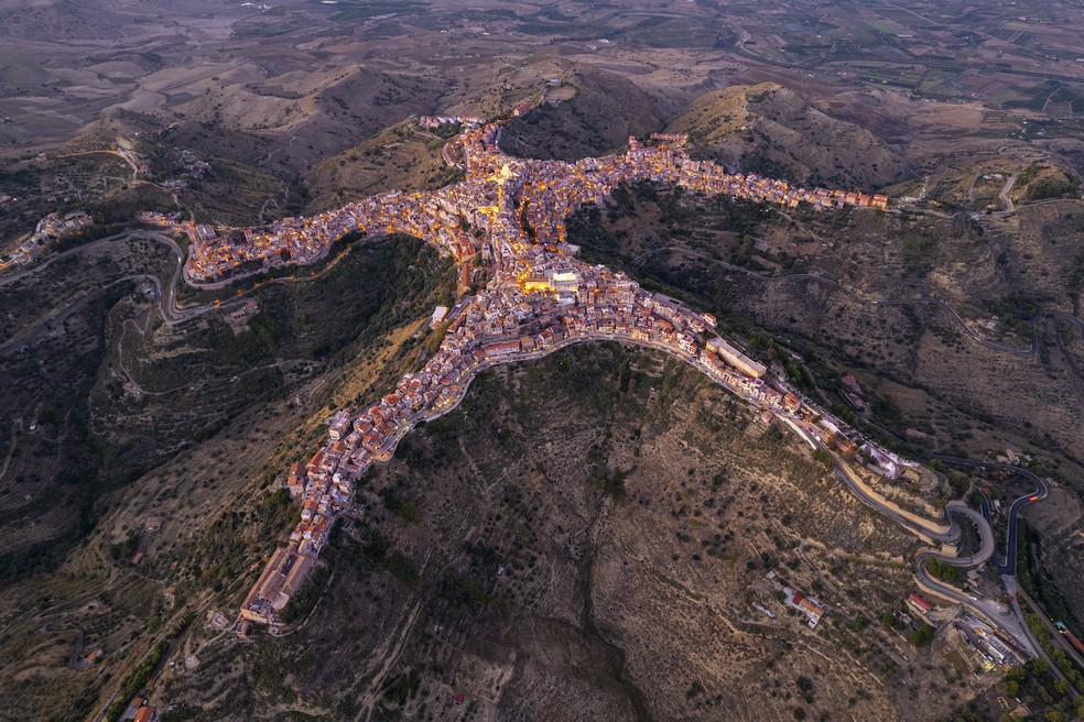 A pequena cidade de Centuripe, na Itlia, tem o formato de uma pessoa  Foto: GettyImages