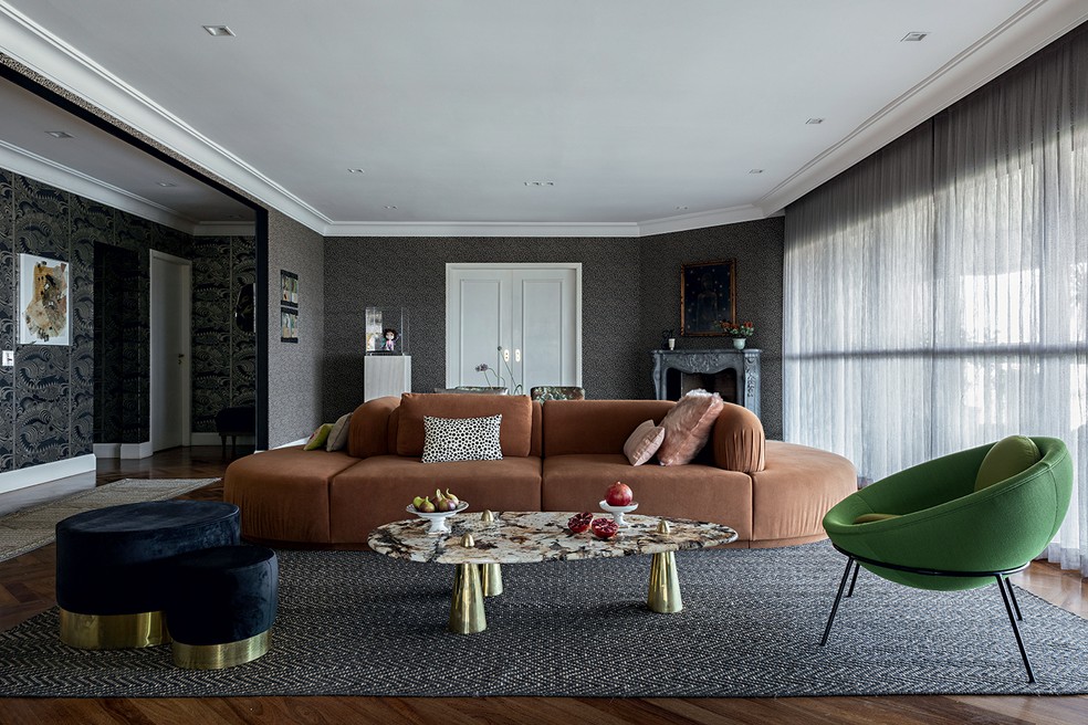 Sofá do tipo ilha desenhado pela dupla Gabriel Valdivieso e Rodrigo Martins e revestido de veludo da Donatelli — Foto: Maura Mello/Divulgação | Projeto do designer de interiores Gabriel Valdivieso e do arquiteto Rodrigo Martins