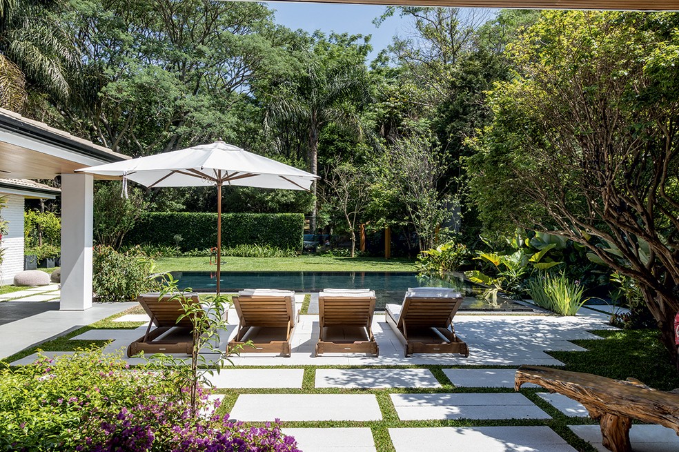 Jardim com horta e pomar reúne ideias para aproveitar corredores de casa. Projeto de Pam Faccin — Foto: Evelyn Müller / Divulgação