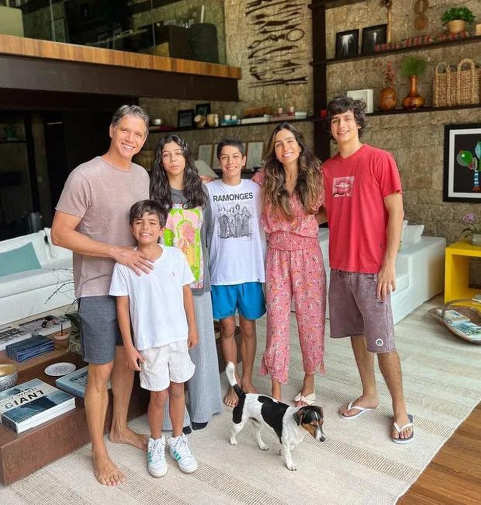 Marcio Garcia e Andrea Santa Rosa celebram 'foto rara' com a família