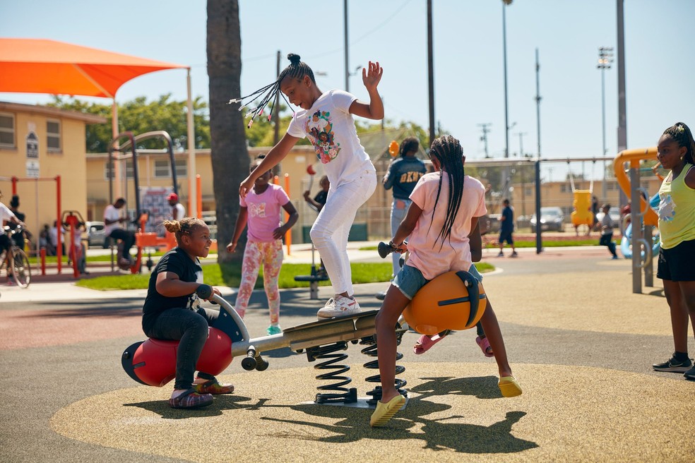 Crianças brincando no playground — Foto: Ty Cole / Reprodução