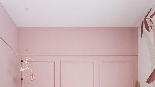 Raquel Guarini mostra o quarto da filha com pintura de bailarina e tom de rosa