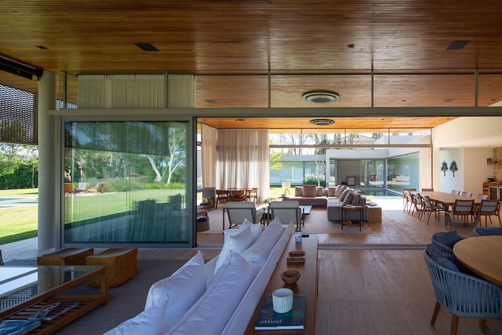 Aberta e arejada, casa prioriza integração entre interior e exterior