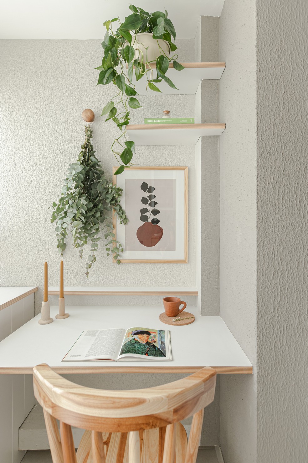 HOME OFFICE | O espaço tem uma mesa de apoio para o trabalho e prateleiras. Cadeira é da Tok&Stok — Foto: Gisele Rampazzo / Divulgação