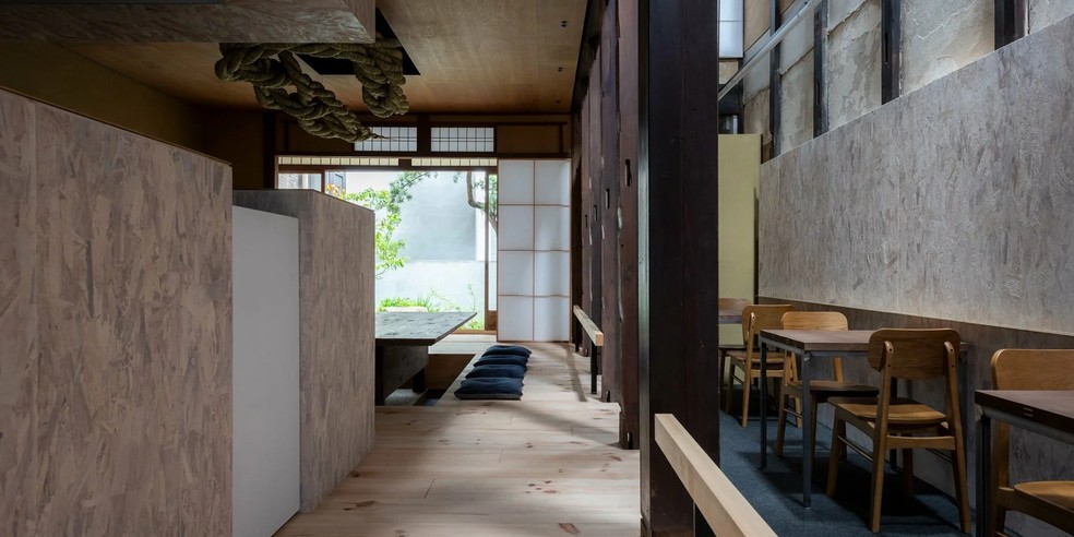 Ao fundo, uma obra de arte de palha flutua acima da sala de tatame — Foto: Tada Masaharu e Endo Shojiro / Divulgação