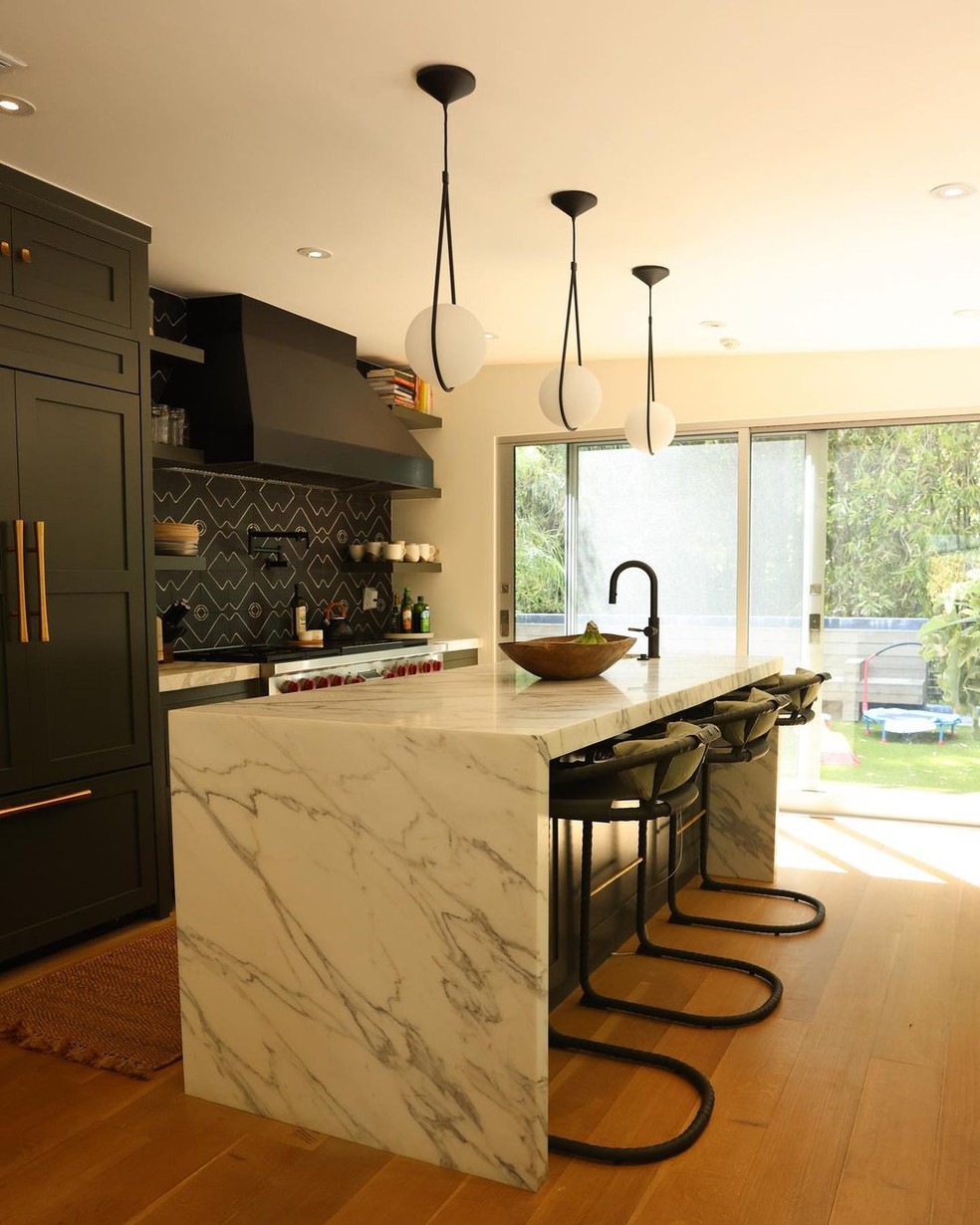 A cozinha tem uma bancada de mármore grande com três cadeiras — Foto: Instagram / Reprodução