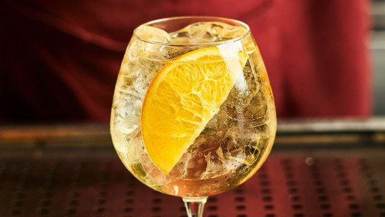 Drinque 'Astorino Spritz' leva vermute, espumante e laranja