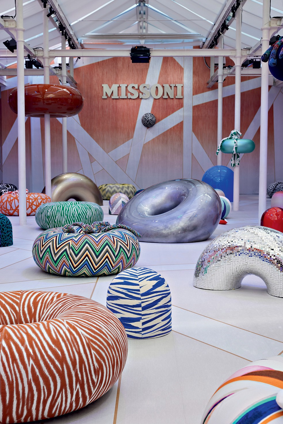 Instalação Missoni com pufes em forma de donuts — Foto: Missoni / Divulgação