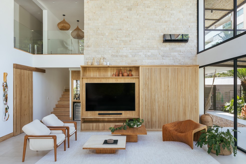 Casa em praia do RJ mescla o estilo contemporâneo com o rústico-chique