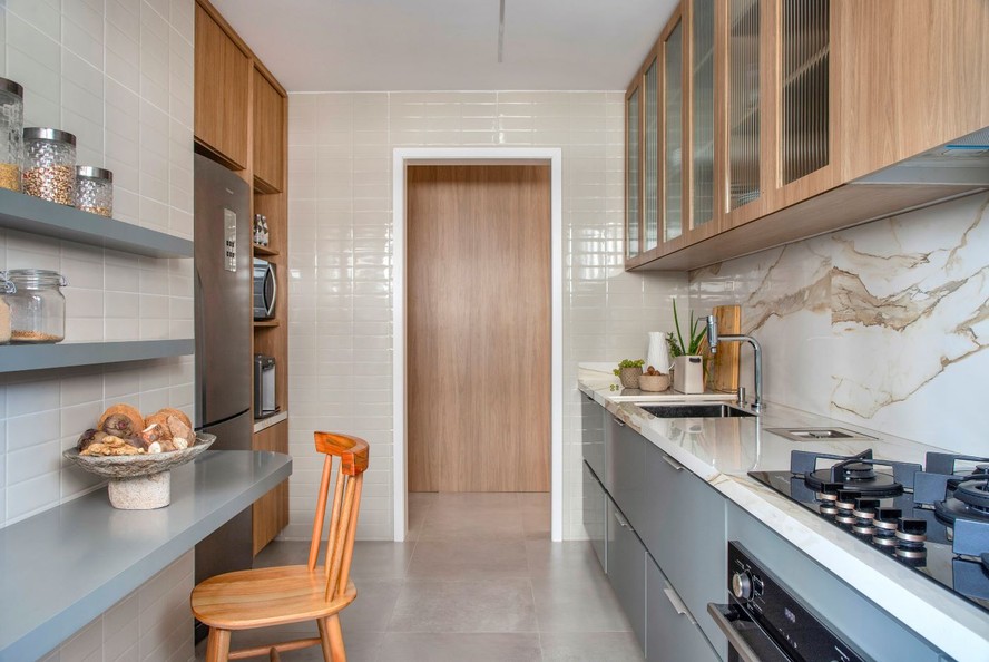 Armários com porta de vidro: vantagens e 7 projetos para se inspirar