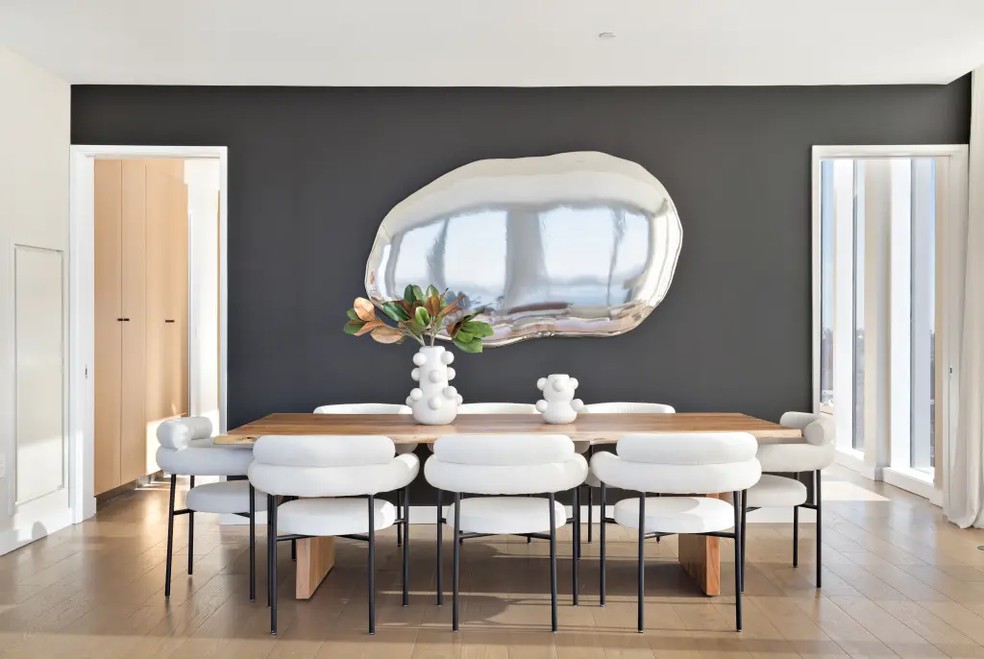 A sala de jantar tem mesa espaçosa e oito cadeiras — Foto: Donna Dotan / Reprodução