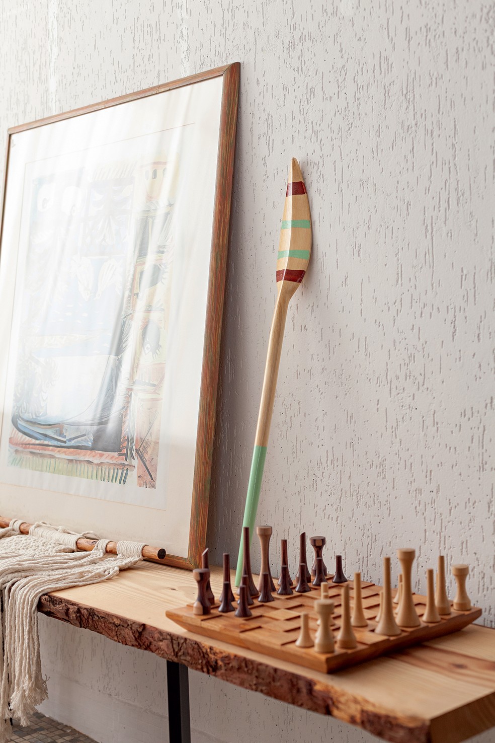 DETALHES | Na foto destacam-se o jogo de xadrez esculpido em madeira, da Wood School, e o remo, feito por artesão, comprado em Paraty — Foto: Mayra Azzi / Editora Globo