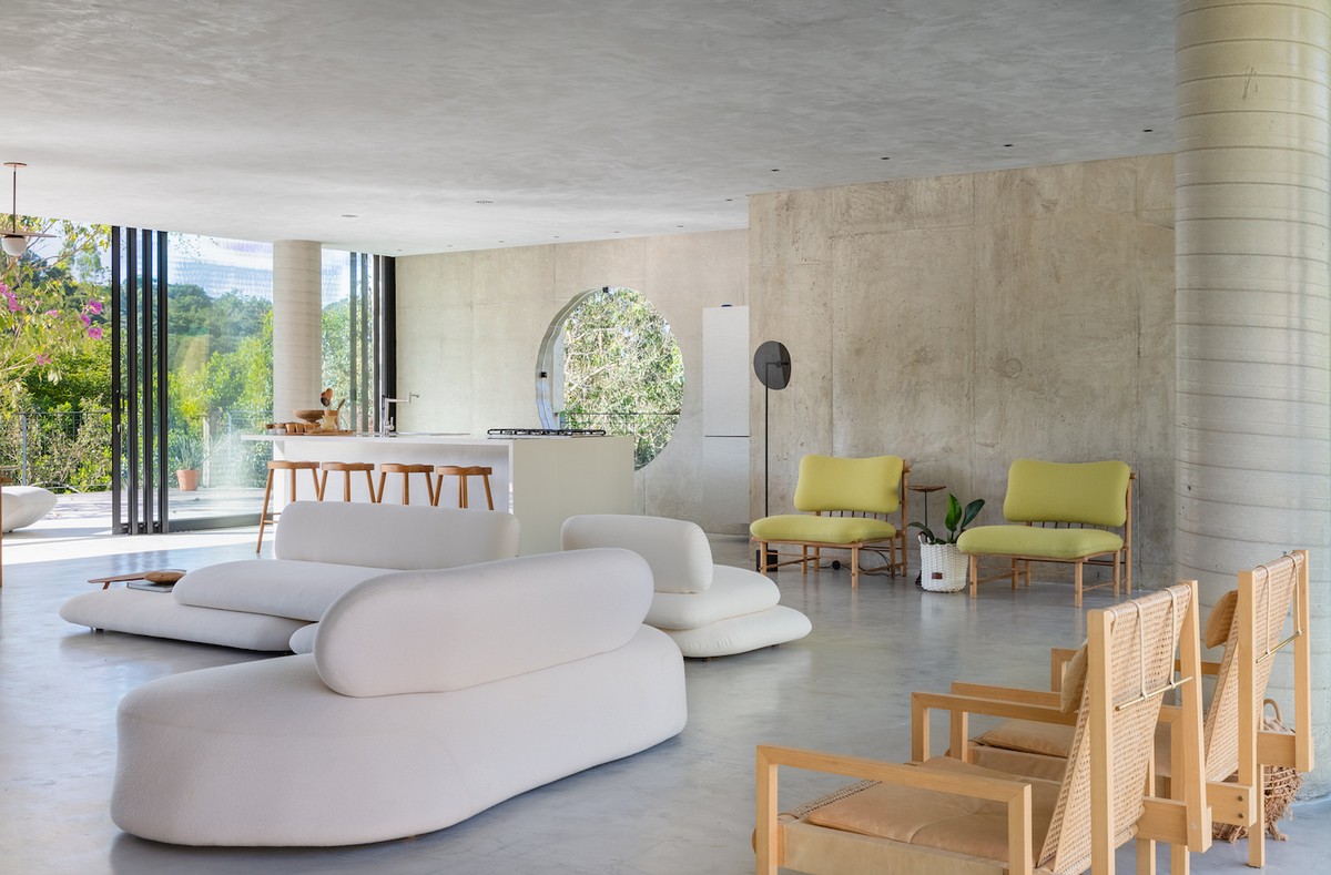 Casa tem design escultural para valorizar a natureza e o bem-estar