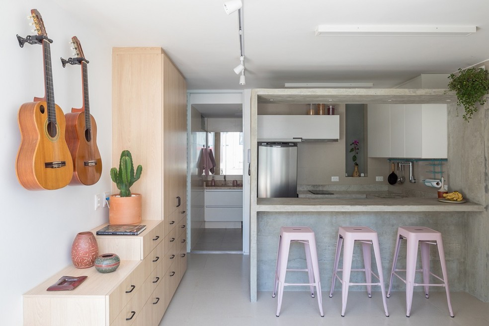 Para criar uma linguagem uniforme no apartamento brasiliense de 48 m², o arquiteto Pedro Grilo, do CoDA Arquitetos, escolheu usar o granito branco itaúnas no banheiro e na cozinha — Foto: Haruo Mikami / Divulgação