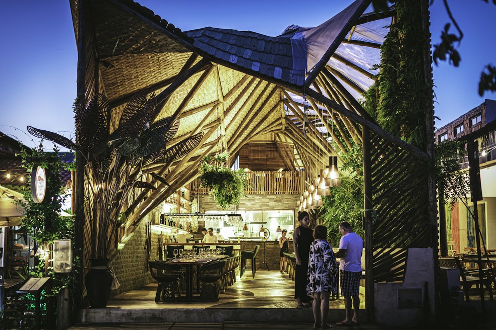 Telhado ondulado se destaca em restaurante premiado de Jericoacoara