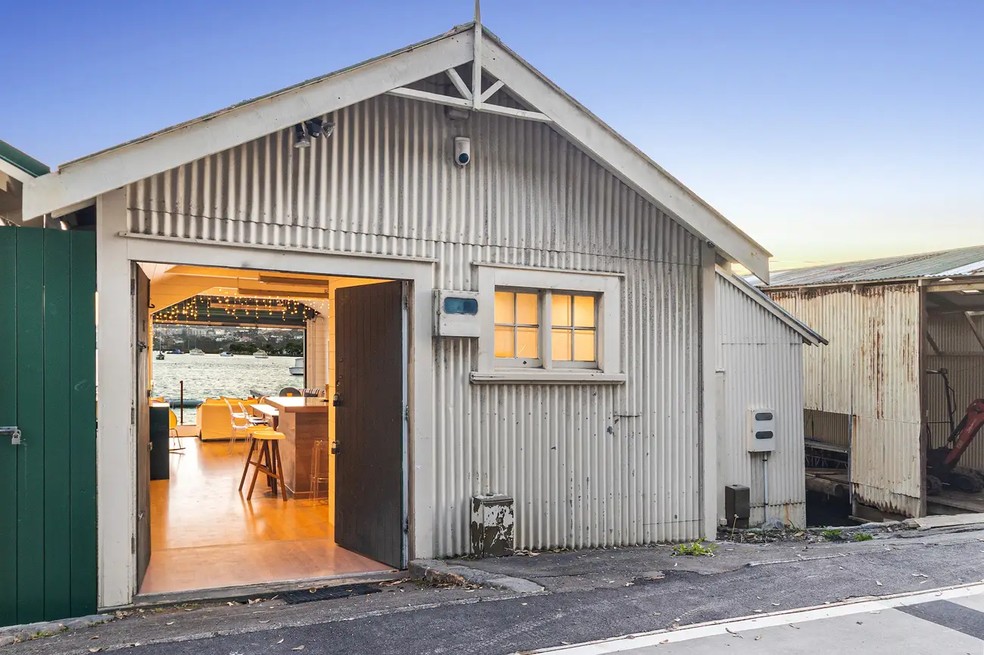 Sua entrada para a rua n&atilde;o &eacute; nada atrativa, mas o interior &eacute; bem decorado e a vista &eacute; deslumbrante &mdash; Foto: New Zealand Sotheby&rsquo;s International Realty / Reprodu&ccedil;&atilde;o