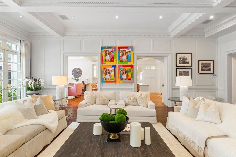Sala de estar na mansão de Mariah Carey — Foto: Christie's International Real Estate/Instagram/Reprodução