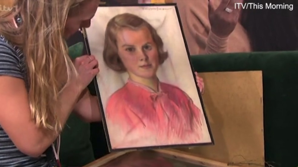 A compradora do retrato contou sua história com o quadro em um programa de TV da Inglaterra — Foto: ITV / Reprodução