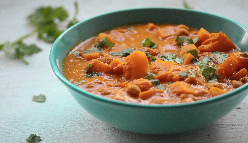 O ensopado de grão-de-bico com abóbora ao curry é uma opção saudável de jantar — Foto: Freeletics Nutrition / Divulgação