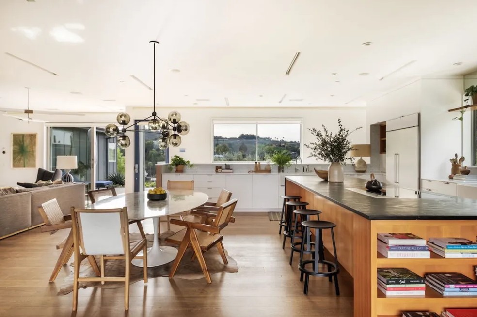 Sala de estar, sala de jantar e cozinha estão integrados no mesmo ambiente — Foto: Lauren Engel / Engel Studios / Dirt / Reprodução