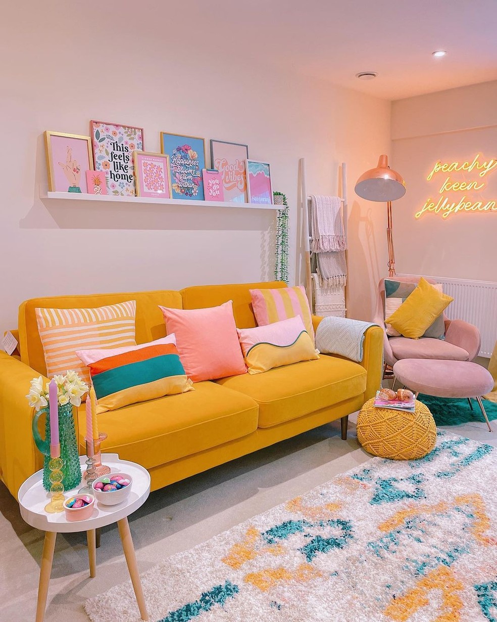 A jovem transformou um apartamento neutro em um paraíso colorido — Foto: Instagram / @the_flat_that_rosie_built / Reprodução