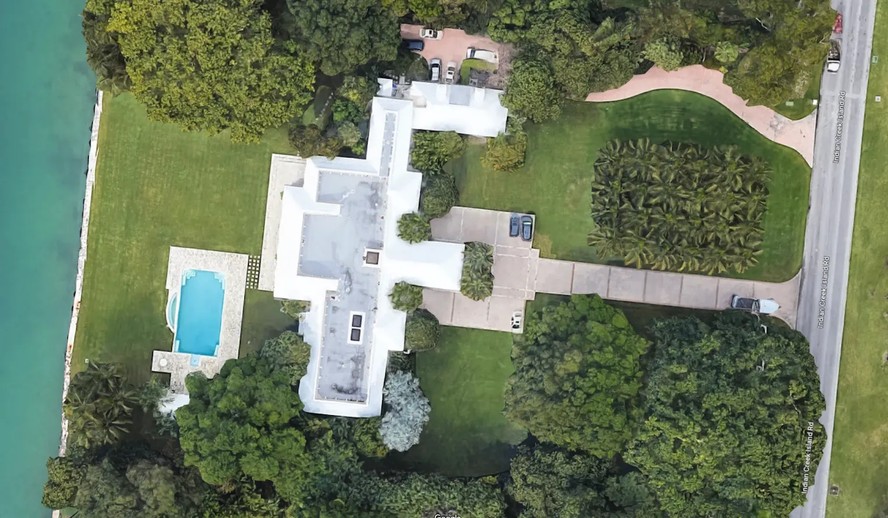 Jeff Bezos comprou a mansão na região de Miami, EUA, após pedir a namorada em casamento