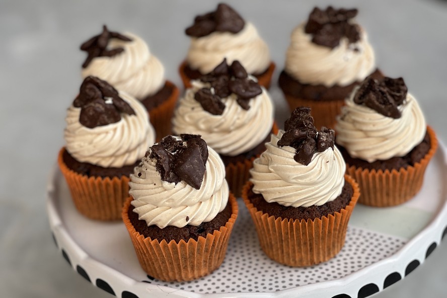 Receita de cupcake de chocolate crocante com merengue também pode ser feito para celebrar uma data especial