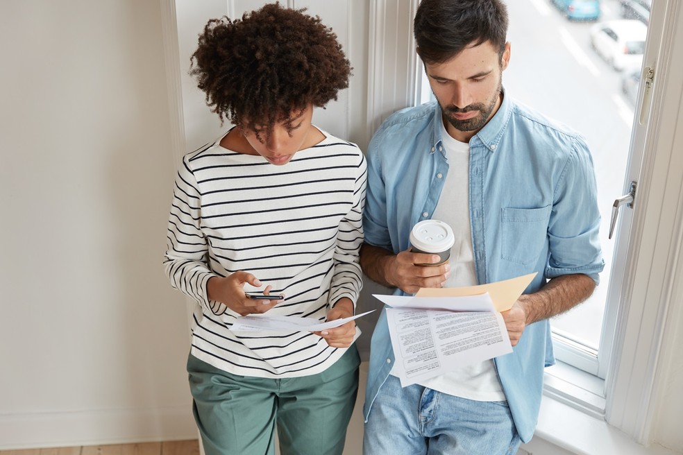 O comprador só deve avançar no negócio e despender valores após ter a certeza de que o imóvel e os vendedores estão em situação regular e a transação é segura — Foto: Freepik/Wayhomestudio/Creative Commons