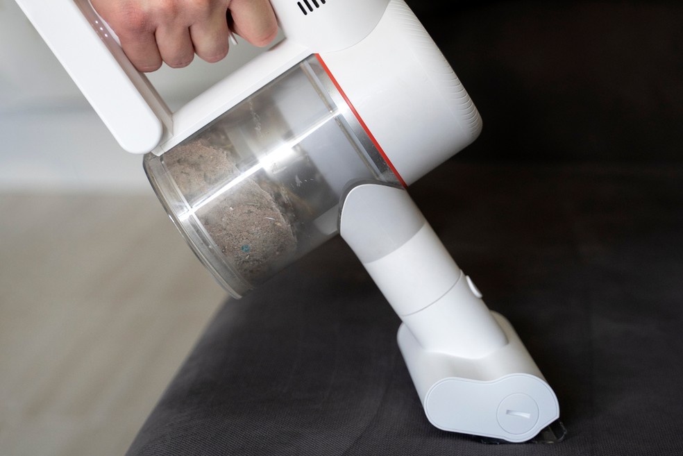 Aspire o colchão usando um aspirador de pó com um acessório de estofamento para remover qualquer poeira, sujeira ou pelos de animais — Foto: Freepik / Creative Commons