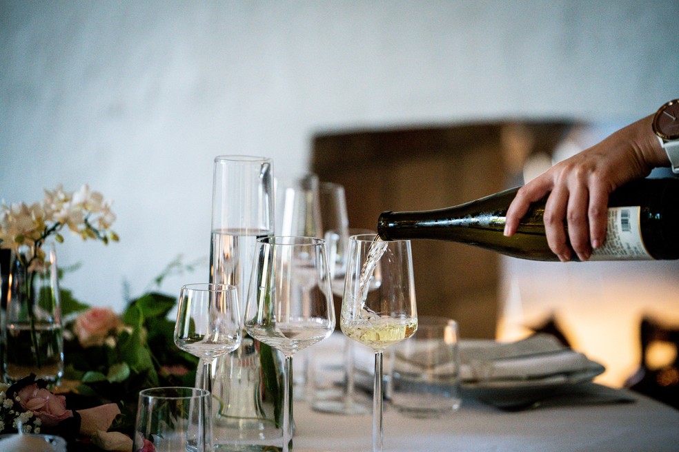 Degustar o vinho antes de aceitar é uma forma de identificar potenciais defeitos em uma garrafa  — Foto: Pexels / Jylland / Creative Commons