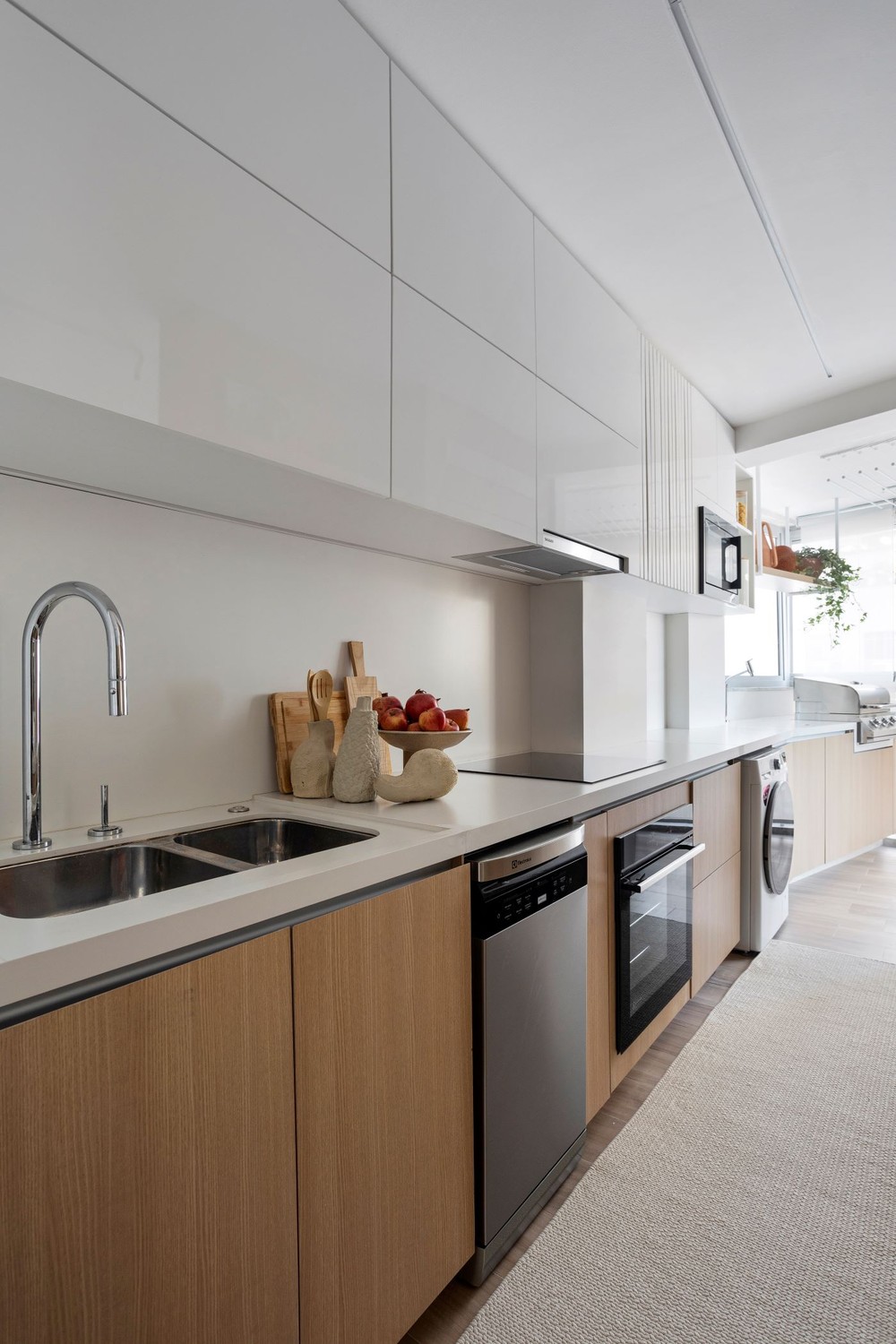 Tons neutros e texturas dão amplitude e conforto a apartamento de 70 m²