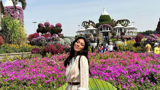 Dani Suzuki visita maior jardim de flores naturais do mundo em Dubai