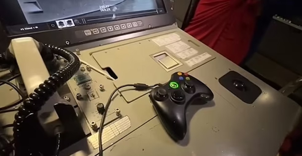 Os marinheiros usam um controle do Xbox para controlar os periscópios do submarino — Foto: YouTube / Barefoot Vlogger / Reprodução