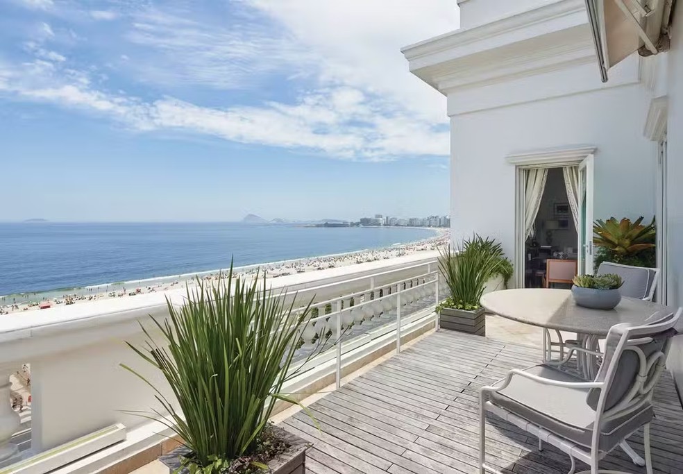 A varanda da suíte presidencial tem uma vista incrível da praia de Copacabana — Foto: Copacabana Palace / Reprodução